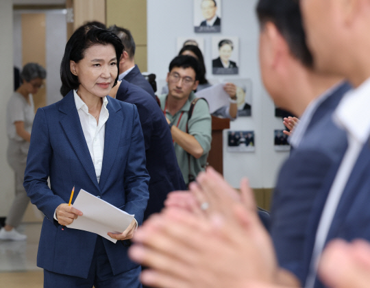 이진숙 방송통신위원장이 31일 오전 정부과천청사 방통위에서 열린 취임식에 참석하기 위해 이동하고 있다. [연합뉴스 제공]